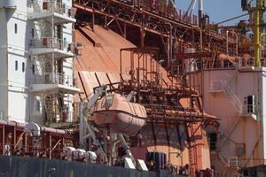återförgasare fartyg lng flytande naturlig gas tankfartyg förankrade i genua hamn, Italien foto