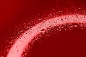 mönster av liten droppe på röd ljus upplyst glas yta. stock Foto för blod celler illustration