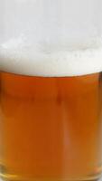 textur av öl skum beläggning färsk förslag öl i en glas stock Foto för vertikal bakgrunder