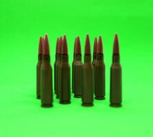 grupp av leva ammunition på en grön krom nyckel isolerat foto