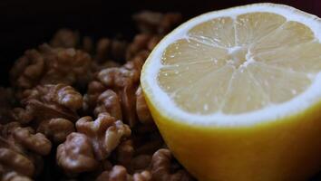 saftig citron- skära i halv på skalad valnötter sida se stock Foto för friska mat illustration