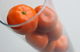glas med mogen mandariner isolerat på vit topp se foto