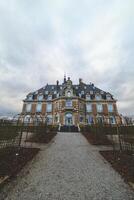 skön le slott de Namur på en kulle i de mitten av de stad av Namur i de vallonien område, belgien med en solnedgång himmel foto