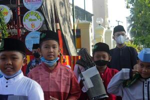 Sidoarjo, öst java, indonesien april 10 2024 grupp av ung muslim barn bön- eid al fitr på de moskén. foto