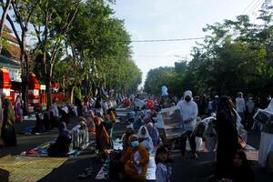 Sidoarjo, öst java, indonesien april 10 2024 många människor be eid mubarak i de moské gård. foto