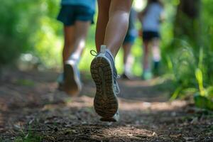 global löpning dag. en grupp i shorts och skor promenad på grön väg i trän foto