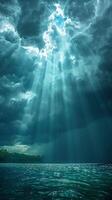 solstrålar genom tung regn moln foto