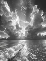 dramatisk moln formationer hotande över en lugna hav foto
