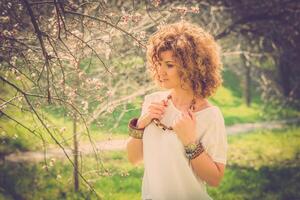 mode skott av en skön boho stil flicka på natur bakgrund. boho, hippie. foto