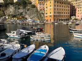 båtar och hus i camoglia Italien. stad i rocks. havet cove med historia av fiske by. foto