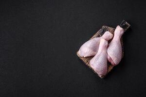 färsk rå kyckling ben med salt och kryddor foto
