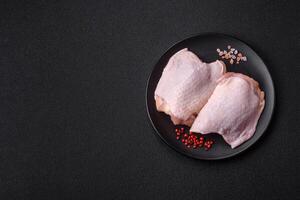 färsk rå kyckling låren med salt och kryddor foto