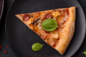 utsökt pizza med korv, ost, tomater, salt, kryddor och örter foto