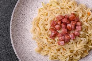 utsökt asiatisk maträtt ris spaghetti eller udon med grönsaker, kryddor och örter foto