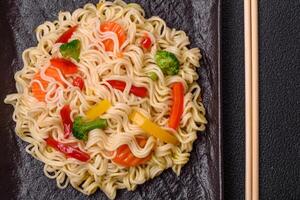 utsökt asiatisk maträtt ris spaghetti eller udon med grönsaker, kryddor och örter foto