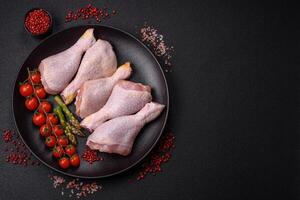 rå kyckling ben med salt, kryddor och örter foto