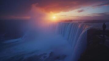 de Sol stiger över niagara falls på solnedgång foto