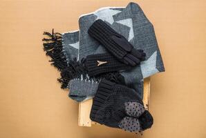 uppsättning vinterlock, halsduk och handskar på färgad bakgrund foto