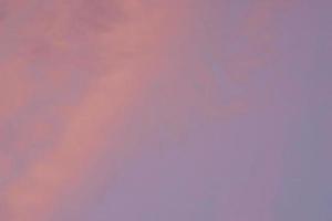 lite lila abstrakt pastellmoln och himmel med mjuk konsistens söt färg. foto