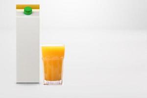 orange och vit juice låda isolerad på en vit bakgrund. 3D-rendering som passar ditt designelement. foto