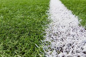 vit linje på fotboll fält gräs foto