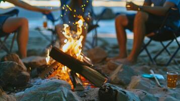 bål sprakande på de strand, omgiven förbi vänner delning berättelser på sommar kväll foto