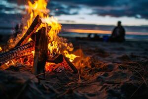 bål sprakande på de strand, omgiven förbi vänner delning berättelser på sommar kväll foto