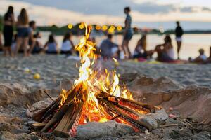 bål sprakande på de strand, omgiven förbi vänner delning berättelser på sommar kväll foto