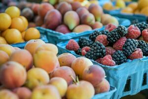 färgrik array av färsk frukt på bondens marknadsföra, spricker med smaker av de sommar skörda foto