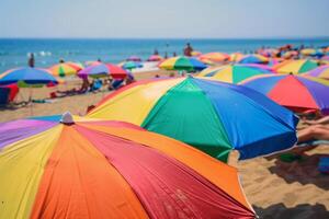 färgrik strand paraplyer prickar de sandig strandlinje, tillhandahålla skydd från de middagstid Sol foto