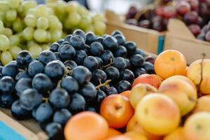 färgrik array av färsk frukt på bondens marknadsföra, spricker med smaker av de sommar skörda foto