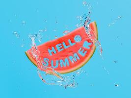 Hej sommar ristade i vattenmelon skiva med vatten stänk på blå bakgrund foto
