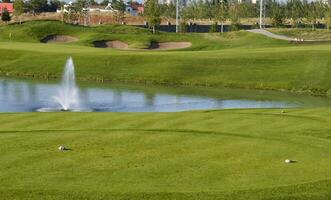 bra golf klubb i foten av zailiyskiy alatau foto