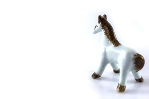 vit keramisk statyett av en häst foto