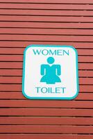 toalett tecken av kvinna foto