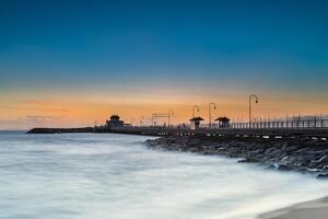 solnedgång på st kilda pir i melbourne, Australien. foto