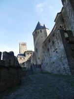 torn och väggar av de medeltida citadell av carcassonne foto