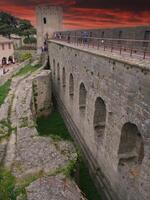 torn och väggar av de medeltida citadell av carcassonne foto