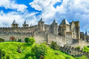 exteriör se av de fästning och citadell väggar och torn o av medeltida carcassonne foto