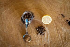 kaffe bönor på en trä- tabell foto