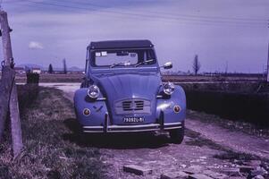 rovigo Italien Maj 1979 citroen 2 CV bil scen i 70s foto