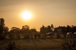 landsbygden vid solnedgången foto