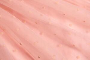 mild textur bakgrund mjuk rosa Färg, textil- mönster, rosa polka punkt på tyll, kopia Plats foto