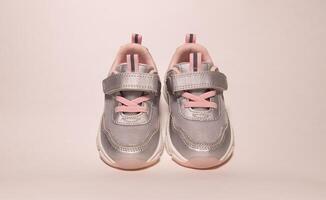 bebis sneakers. bebis skor för vår eller höst på rosa bakgrund. mode barn utrusta. foto