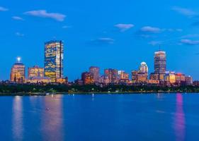 boston skyline på kvällen. skyskrapor och kontorsbyggnader i back bay. massachusetts, usa foto