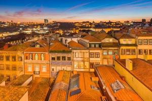 en rad med hus i traditionell portugisisk arkitektonisk stil, vacker solnedgång i porto, portugal foto