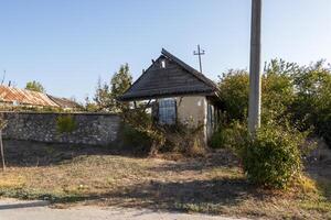 Foto av en gammal Spring ner hus