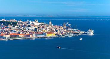 Flygpanorama över Lissabons gamla stadskärna, utsikt från Almada, Portugal foto