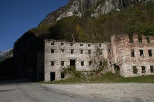 ruin övergiven på de dolomiter 2 foto