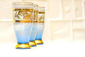 blå guld festlig glasögon för vin, juice, drycker, drycker foto